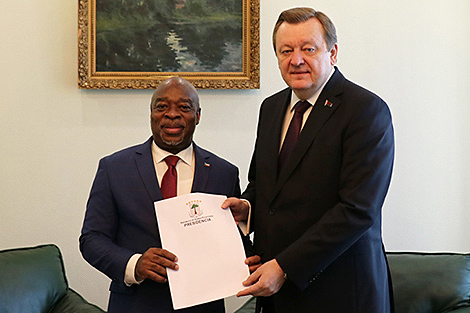 Посол Экваториальной Гвинеи вручил копии верительных грамот Алейнику