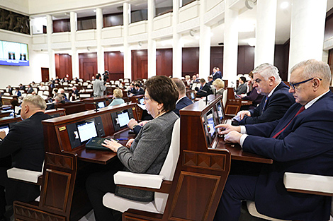 Депутаты приняли во втором чтении законопроект по вопросам деятельности Президента