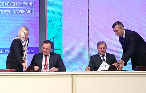 Шесть документов о сотрудничестве областей Беларуси и Украины подписаны на Форуме регионов