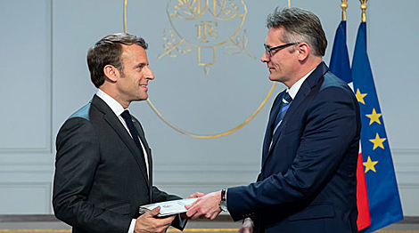 Посол Беларуси во Франции вручил верительные грамоты Эммануэлю Макрону
