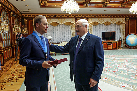 Лукашенко вручил орден Дружбы народов первому вице-премьеру России Денису Мантурову