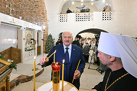 Лукашенко зажег рождественскую свечу в храме в Минском районе
