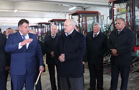 Лукашенко поручил разобраться с обеспеченностью льнозаводов техникой и семенами