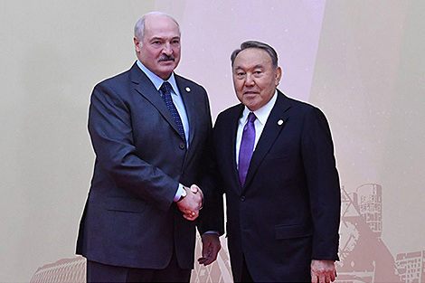 Лукашенко лично поздравил Назарбаева с 30-летием со дня избрания на высший государственный пост