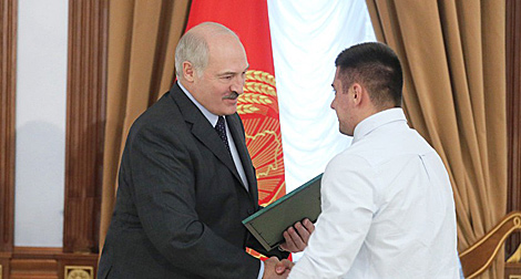 Лукашенко поздравил тяжелоатлета Тихонцова с завоеванием золотой медали в Паттайе