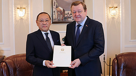 Новый посол Казахстана в Беларуси вручил главе МИД копии верительных грамот