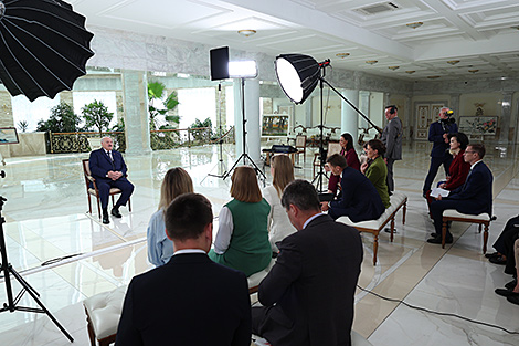 Лукашенко заявил о готовности передать иностранным спецслужбам свою медкарту