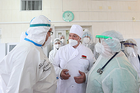 Лукашенко потребовал от Минздрава выработать решение проблемы трудовой миграции врачей