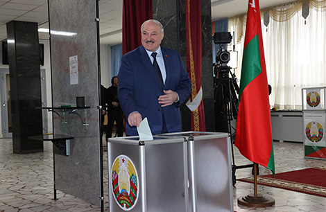 Лукашенко проголосовал на референдуме по обновленной Конституции