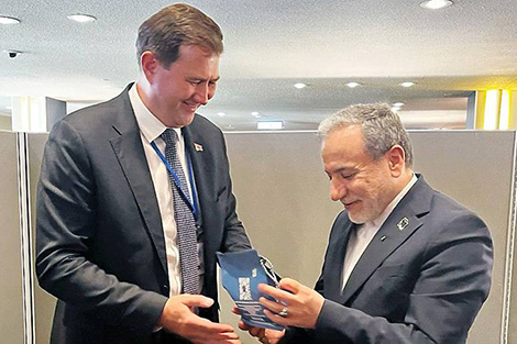 Рыженков на полях ООН дарит коллегам 