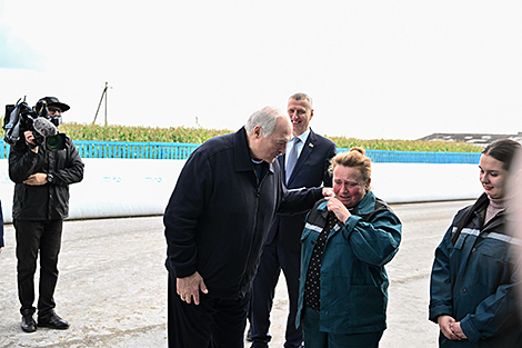 Слезы счастья и подарок от Президента. Как Лукашенко нашел для хозяйства готового зоотехника