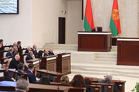 Лукашенко поручил правительству подготовить решения о повышении пенсий