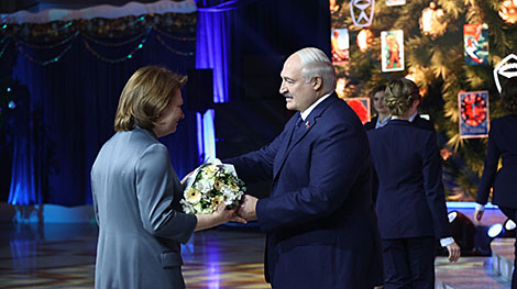 Лукашенко наградил работников СМИ и учреждений здравоохранения