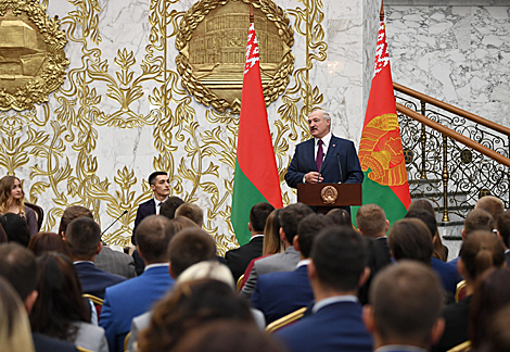 Лукашенко предлагает на законодательном уровне наделить БРСМ властными полномочиями