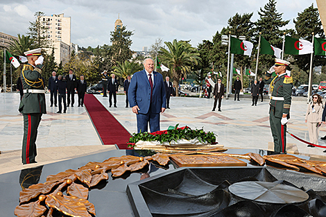 Лукашенко в Алжире возложил венок в мемориальном комплексе 