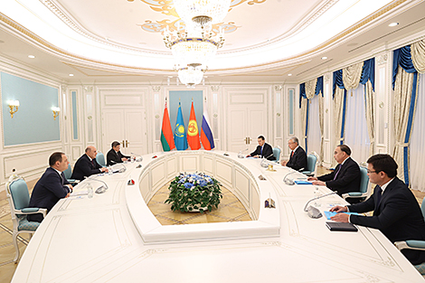 Головченко передал Токаеву приглашение Президента Беларуси посетить республику с официальным визитом