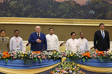 Высадка дерева удачи и храмовый комплекс Будды. Визит Лукашенко в Мьянму завершился культурной программой