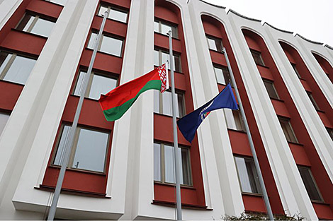 МИД Беларуси приспустил флаги в знак скорби по жертвам теракта в России