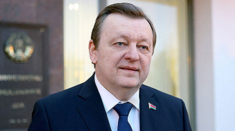 Алейник отправился с визитом в Уганду на саммит Движения неприсоединения