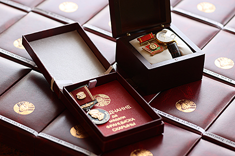 Головченко вручает государственные награды представителям различных сфер