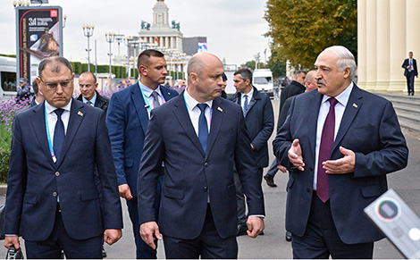 Лукашенко накануне переговоров с Путиным заслушал доклад посла по сотрудничеству с Россией
