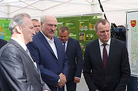Лукашенко ознакомился с социально-экономическим развитием Стародорожского района и Минской области