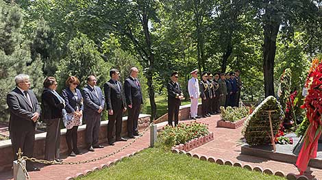 Белорусские дипломаты по всему миру отдают дань памяти и уважения по случаю годовщины Победы