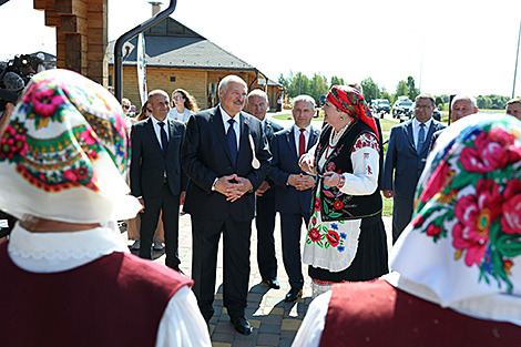 Самобытные традиции и уникальные ремесла. Лукашенко посетил подворья полешуков