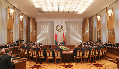 Лукашенко поручил законодательно закрепить планы по развитию пригородов Минска