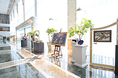 Gifts from Putin, Xi Jinping and Trump on display in “Geography of Friendship” exhibition