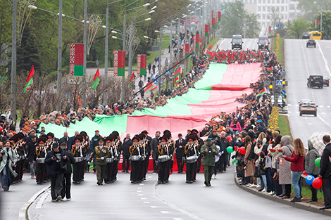 Minsk launches march featuring 500-meter state flag