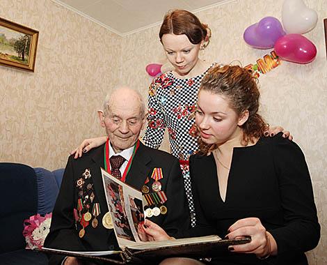 ‘Survive or die, but together’. This war pilot risked his life to save photojournalist