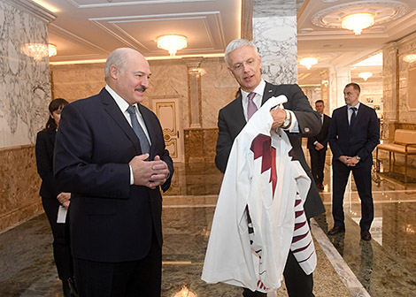 Belarus president receives Latvia Team hockey jersey