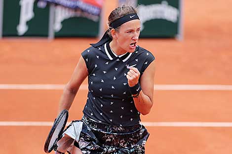 Azarenka moves to French Open round two