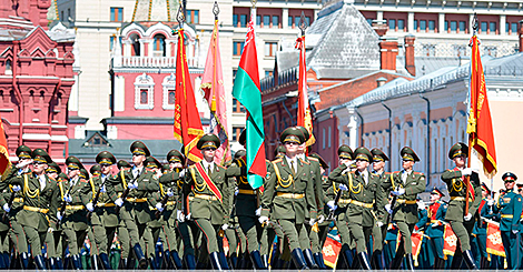 Belarusian military carry Belarus’ flag at Victory parade in Moscow