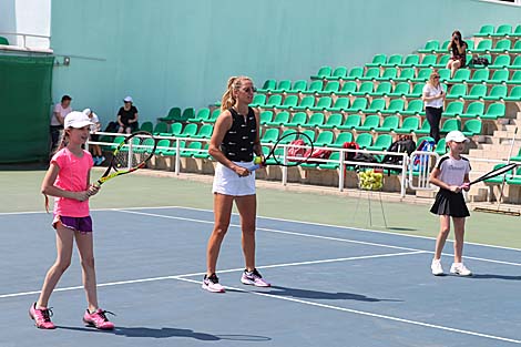 Azarenka holds clinic for Minsk youth