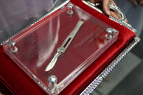 Lukashenko gets WWII scalpel as gift
