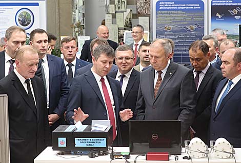Prime minister examines latest R&D products of Belarus’ Academy of Sciences