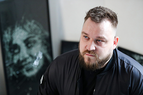 ‘Crystal artist’: A self-taught master from Baranovichi makes glass paintings with a hammer
