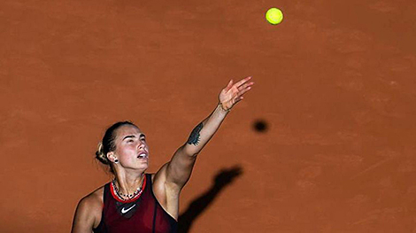 Sabalenka powers her way into Roland Garros last 16