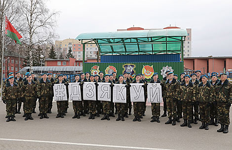 Paratrooper brigade in Vitebsk salutes healthcare workers fighting coronavirus