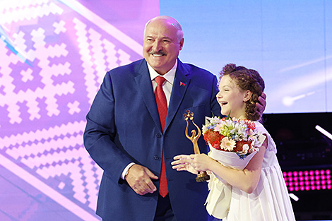 Lukashenko presents Grand Prix to Belarusian Amalia Sukhan
