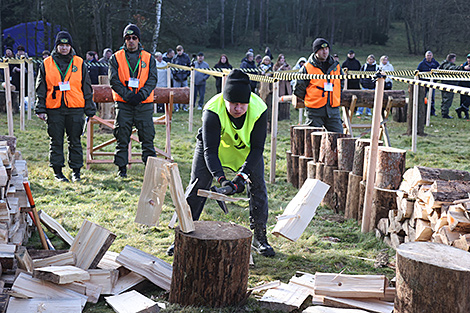‘Good with words and axes.’ Highlights from wood chopping challenge near Minsk