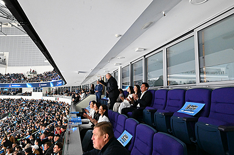 Lukashenko watches HC Dinamo Minsk vs HC Dynamo Moscow game in Minsk Arena