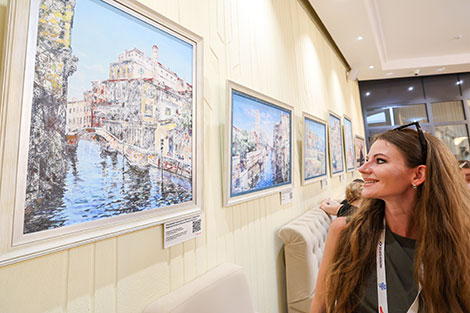 Nikas Safronov exhibition opens in Vitebsk