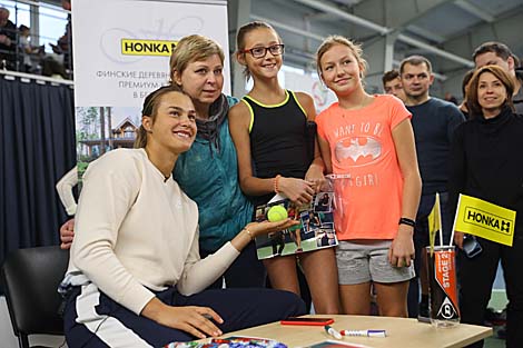 Aryna Sabalenka gives free lesson to young tennis players in Minsk