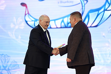 Lukashenko presents Union State prize for literature, art at Slavianski Bazaar