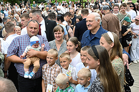 Father of 11 from Vileika District thanks Lukashenko