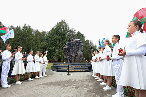 Memorial sign for genocide victims unveiled in Trostenets near Minsk
