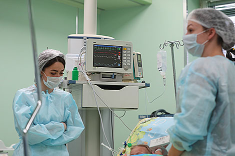Belarusian doctors save child with severe pneumonia using ECMO machine